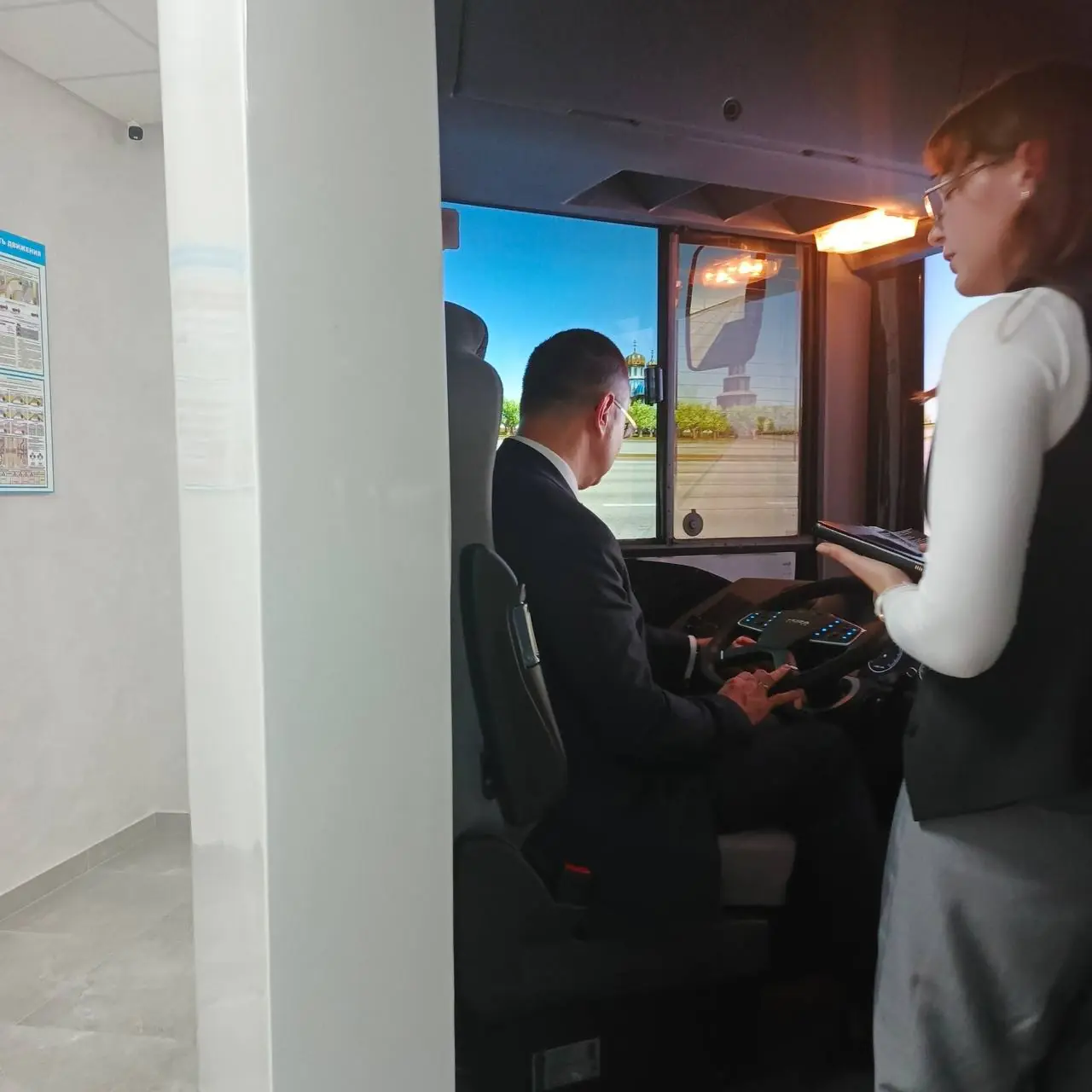 Брестские водители отрабатывают навыки на симуляторе автобуса перед выездом в город