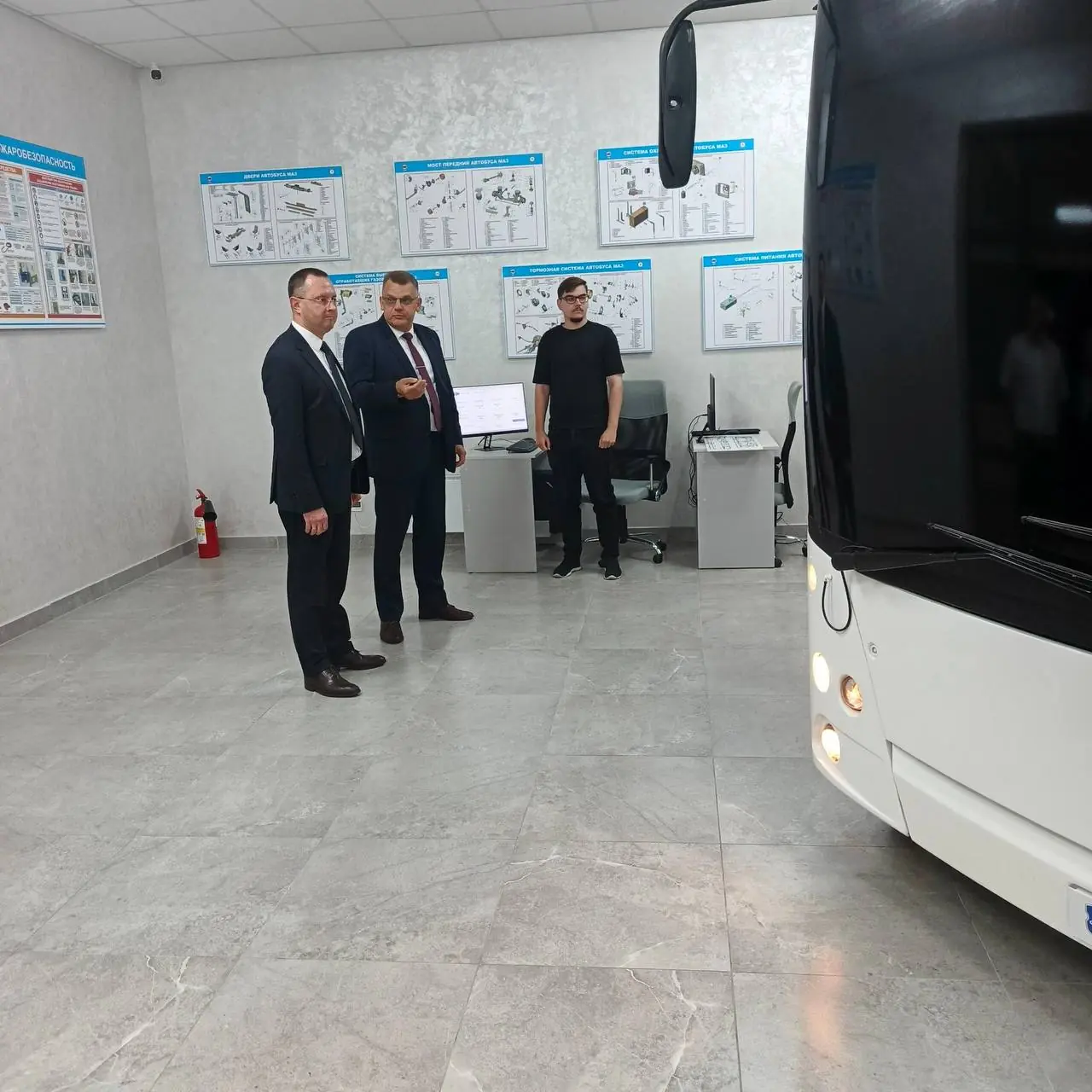 Брестские водители отрабатывают навыки на симуляторе автобуса перед выездом в город