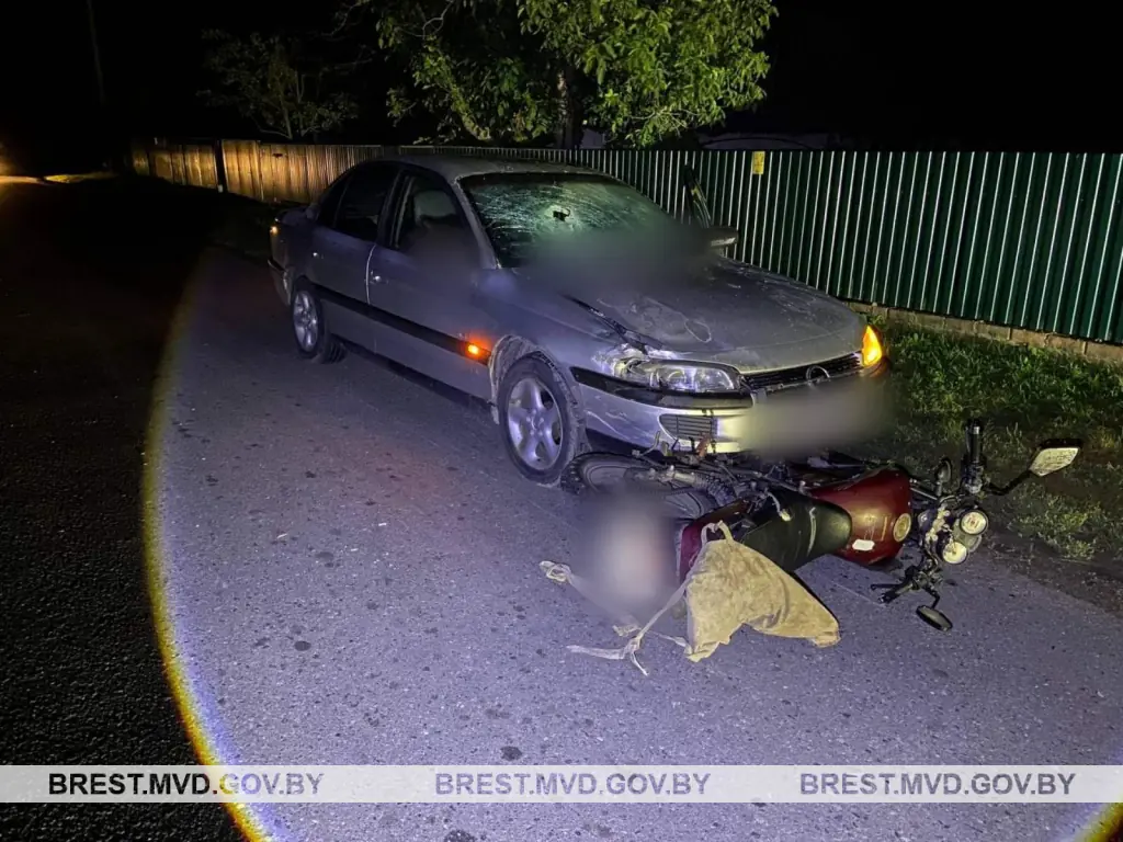 В Столинском районе мотоциклист попал в больницу после столкновения с Opel