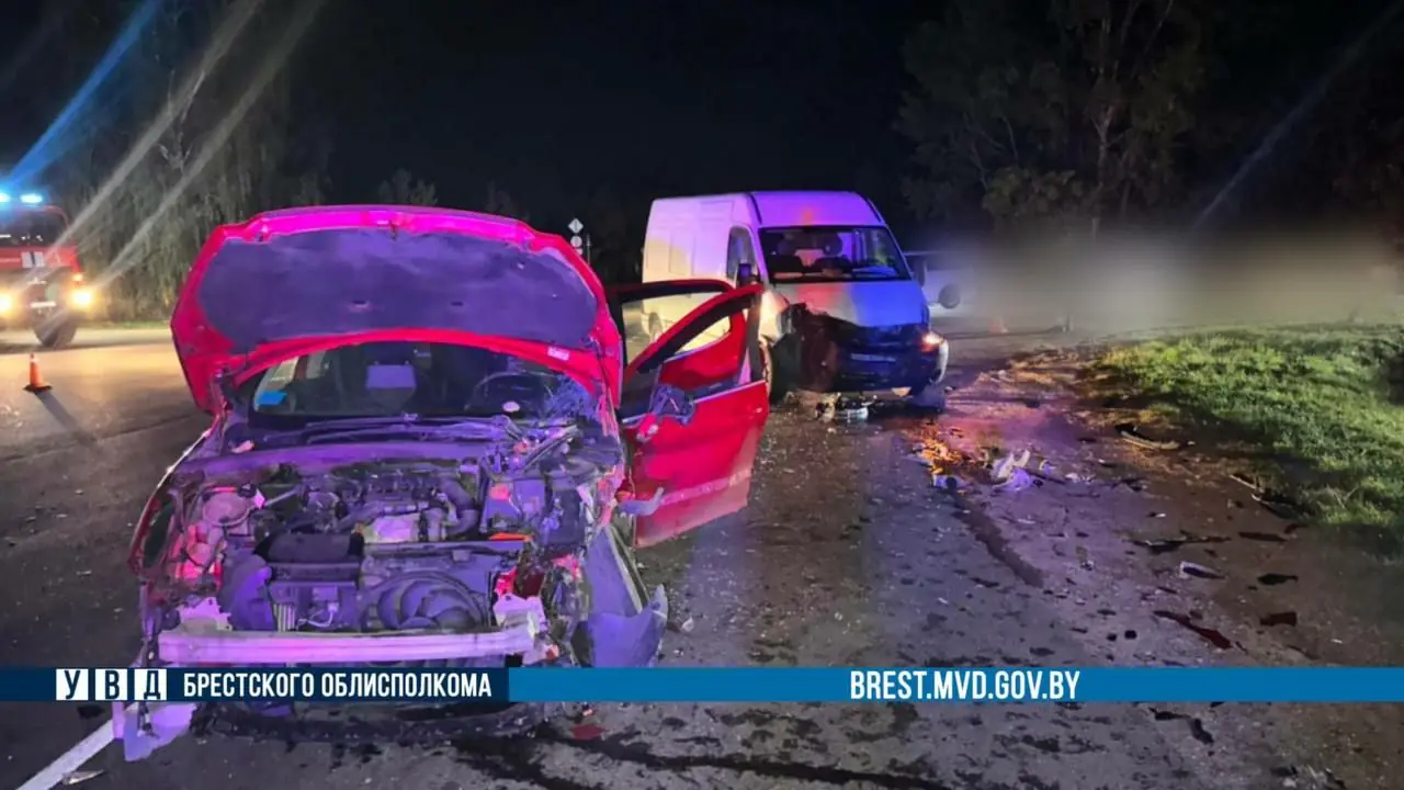 ДТП в Жабинке: водитель Peugeot не уступила дорогу Renault, двое доставлены в медучреждение
