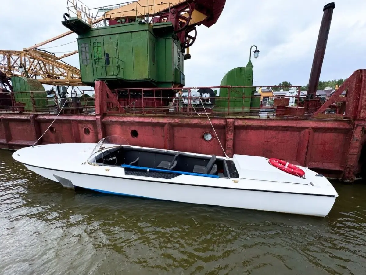 В Бресте спустили на воду восстановленную советскую «Крылатку»