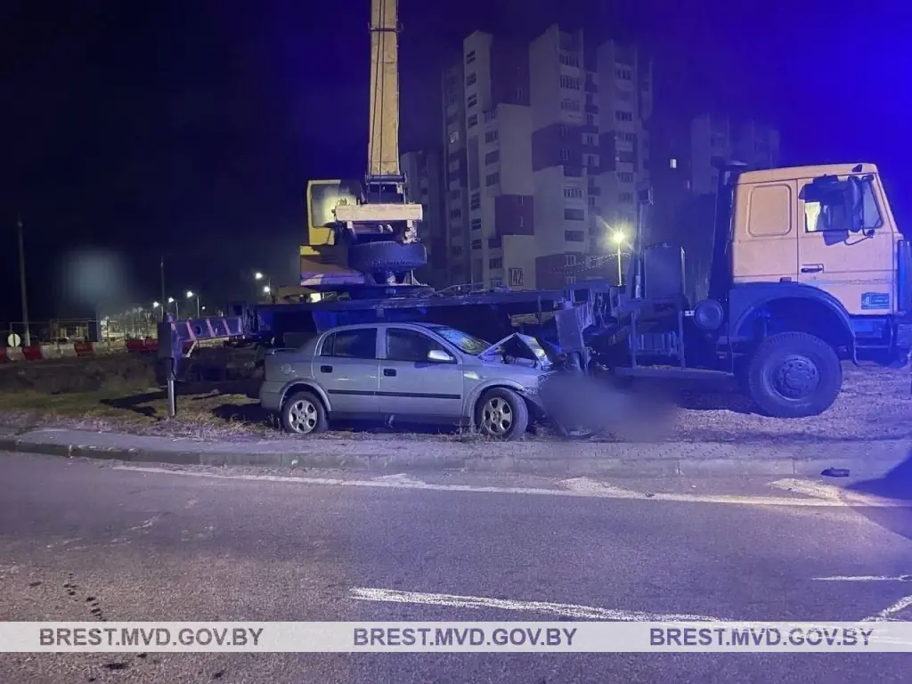 Пьяный водитель Opel врезался в автокран в Пинске — пострадали пассажиры