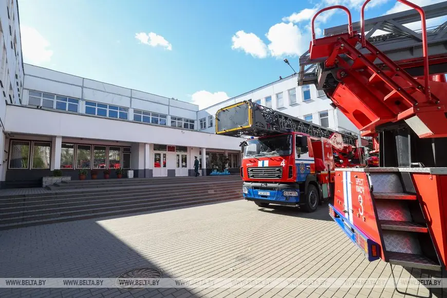 В Бресте больше тысячи школьников вывели на улицу — в чем причина