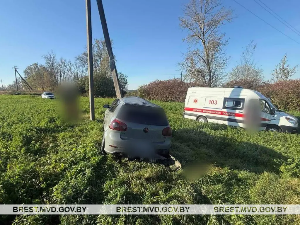 Водитель Volkswagen врезался в опору ЛЭП на трассе М1 — почему так вышло