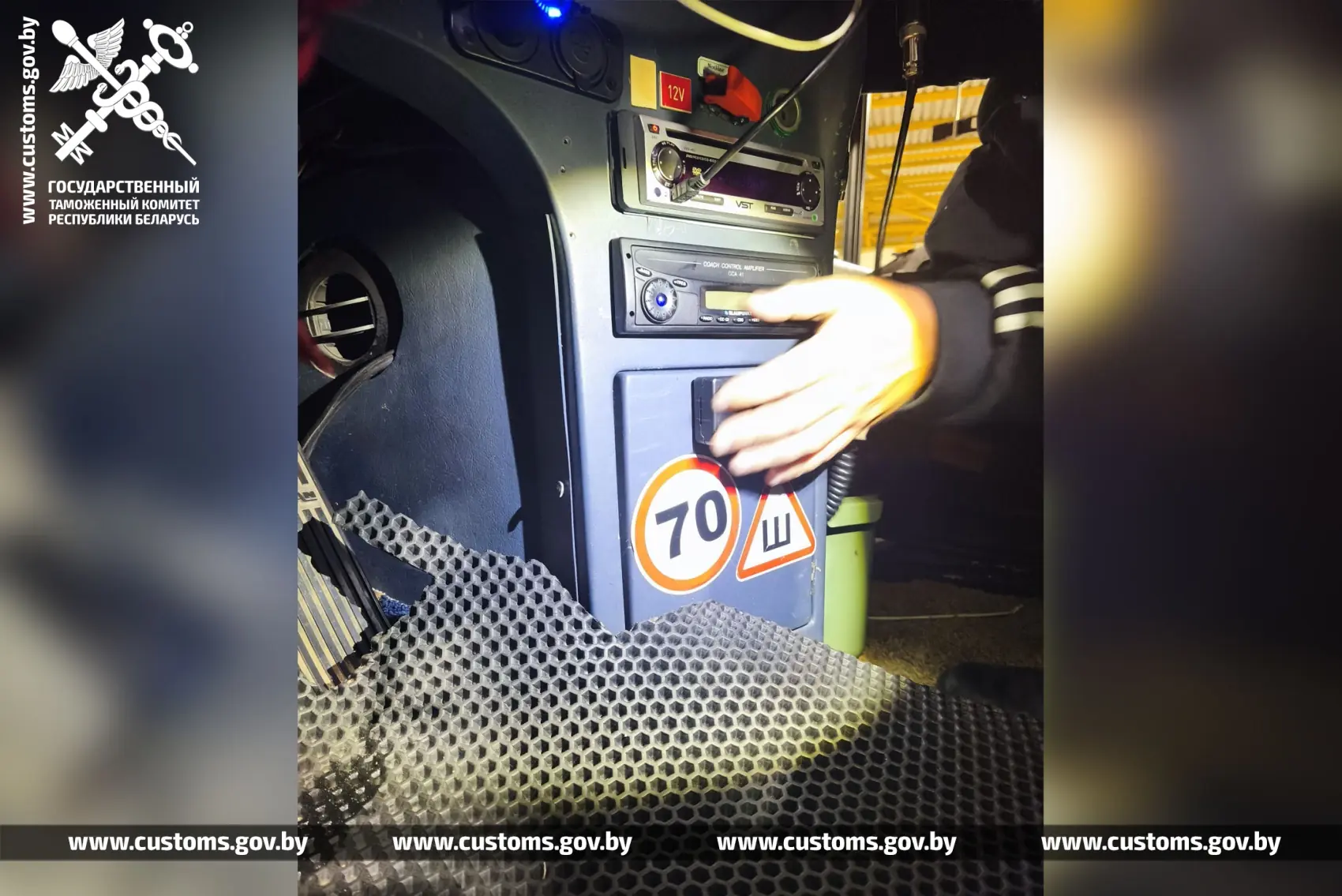 Брестские таможенники обнаружили в тайниках автобуса товары на 55 тысяч рублей