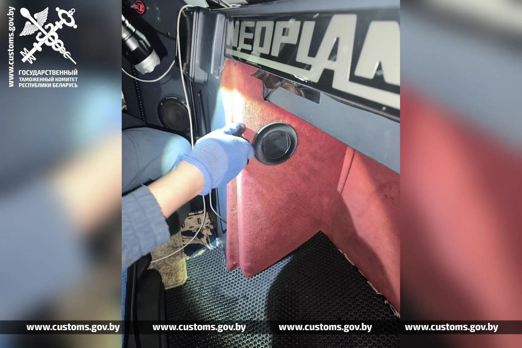 Брестские таможенники обнаружили в тайниках автобуса товары на 55 тысяч рублей