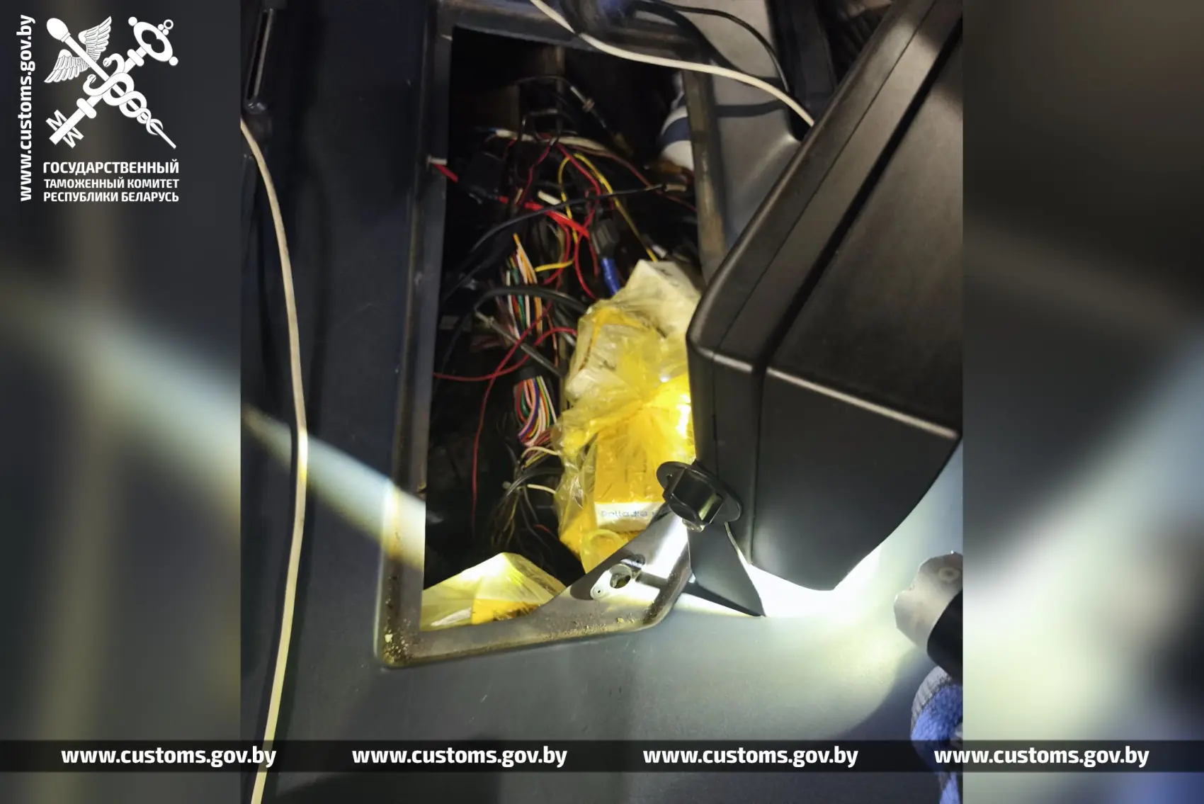 Брестские таможенники обнаружили в тайниках автобуса товары на 55 тысяч рублей