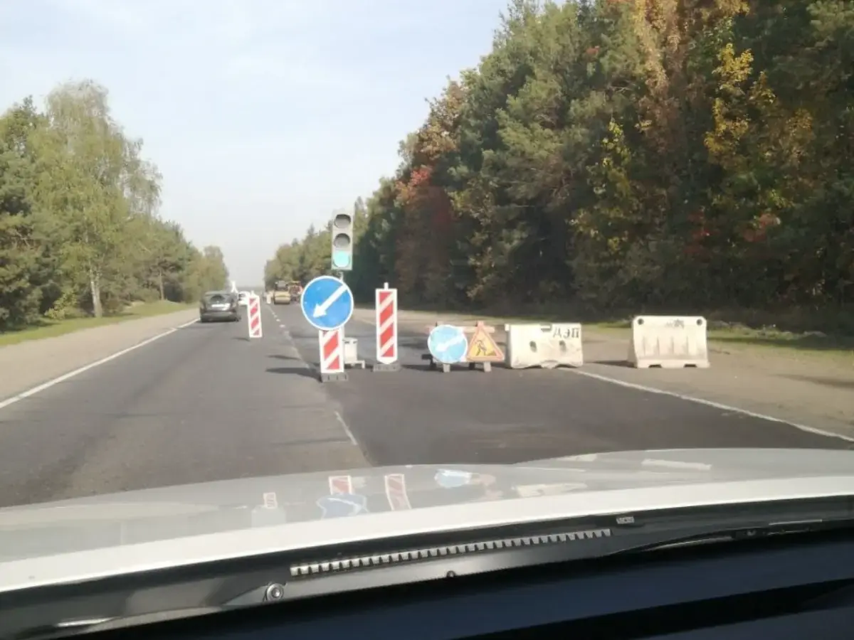 На участке Каменецкого шоссе ввели реверсивное движение — что учесть перед поездкой