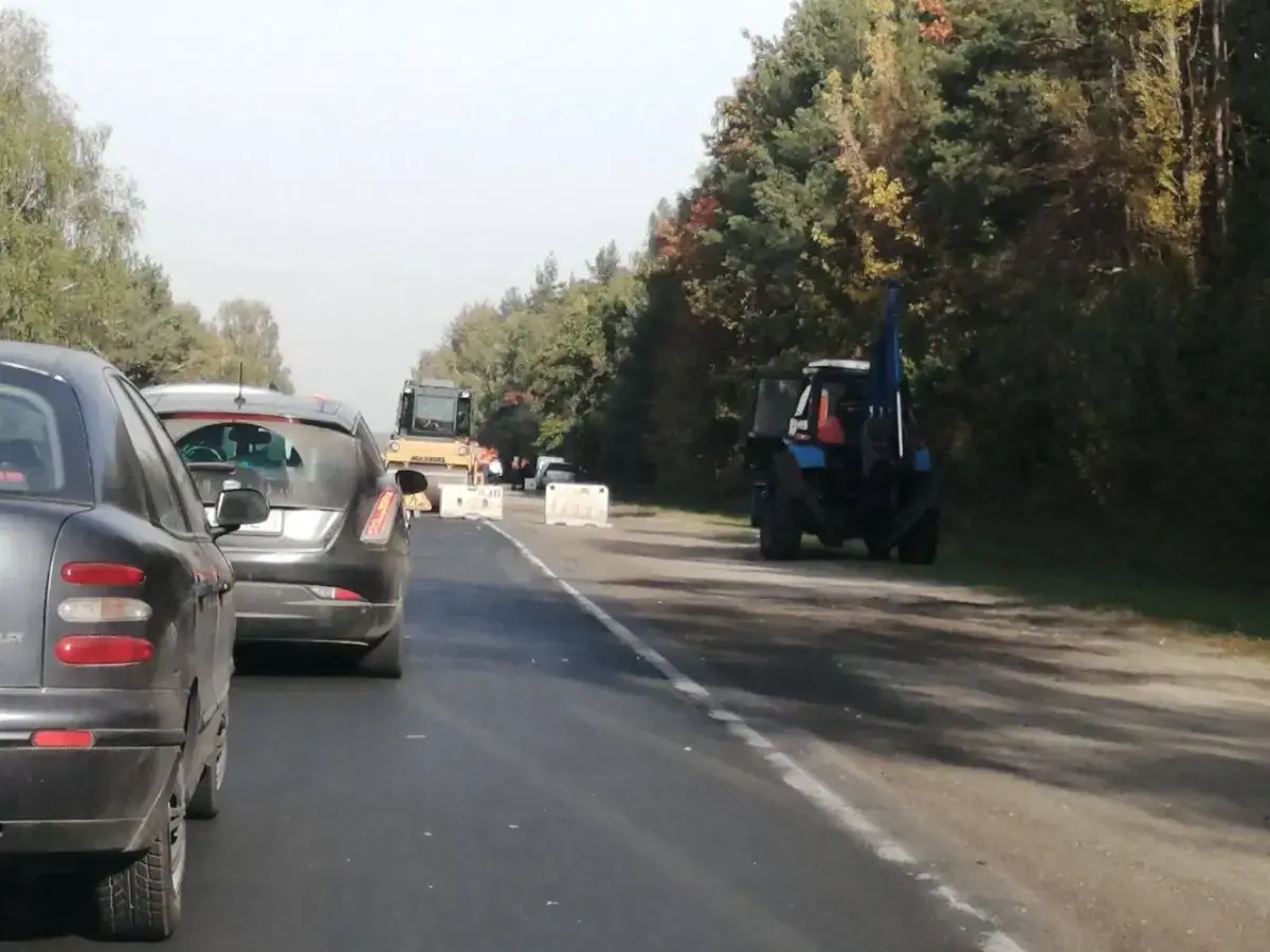 На участке Каменецкого шоссе ввели реверсивное движение — что учесть перед поездкой