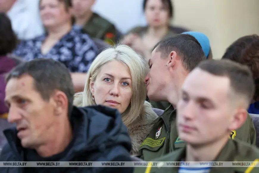 В Бресте десантники устроили мамам сюрприз