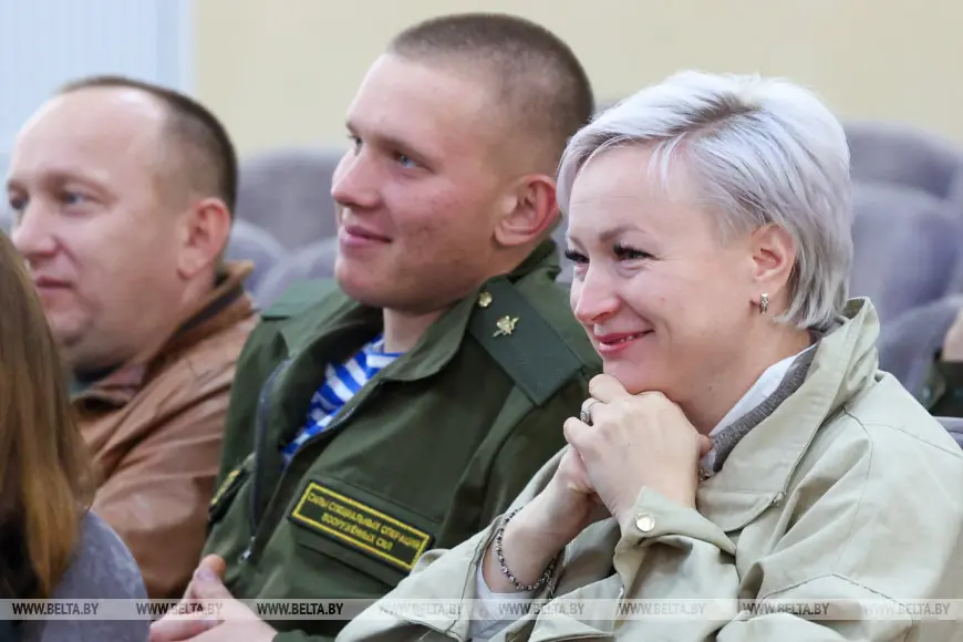 В Бресте десантники устроили мамам сюрприз