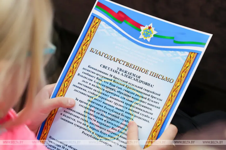 В Бресте десантники устроили мамам сюрприз