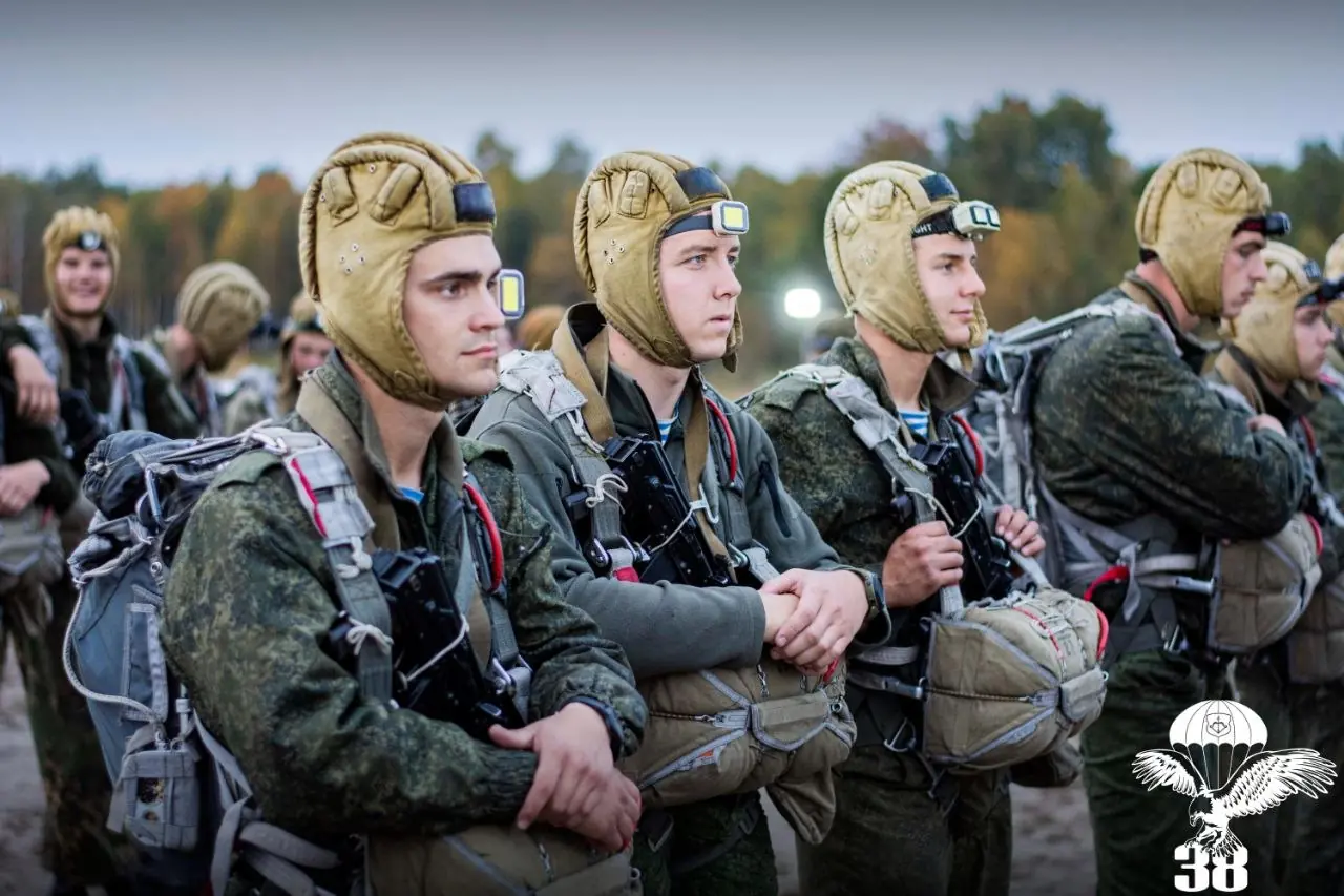 Брестские десантники прыгнули с парашютом ночью