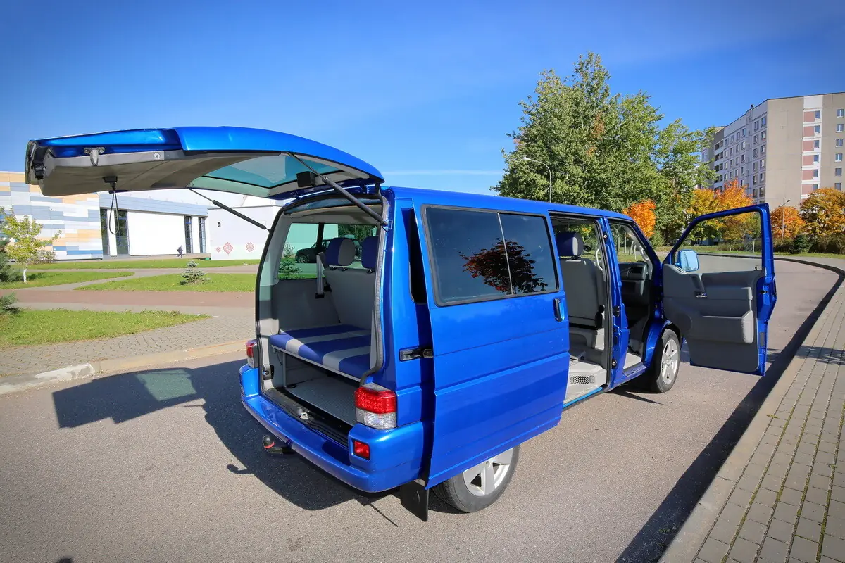 Белорус купил старый VW Multivan и перебрал в нем почти все. Во сколько обошелся ремонт