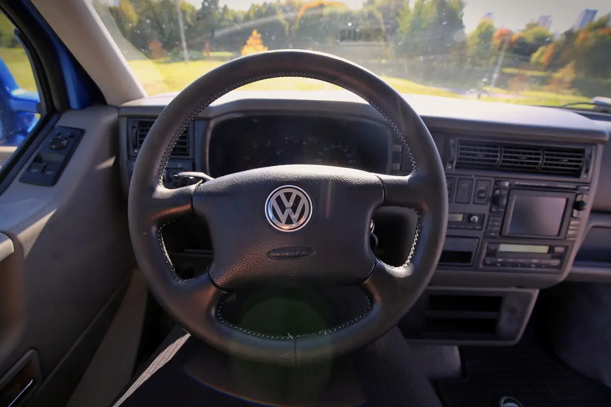 Белорус купил старый VW Multivan и перебрал в нем почти все. Во сколько обошелся ремонт