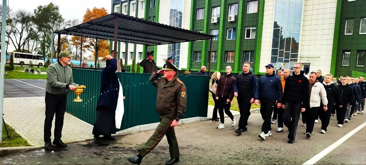 В Бресте проводили первых призывников этой осени