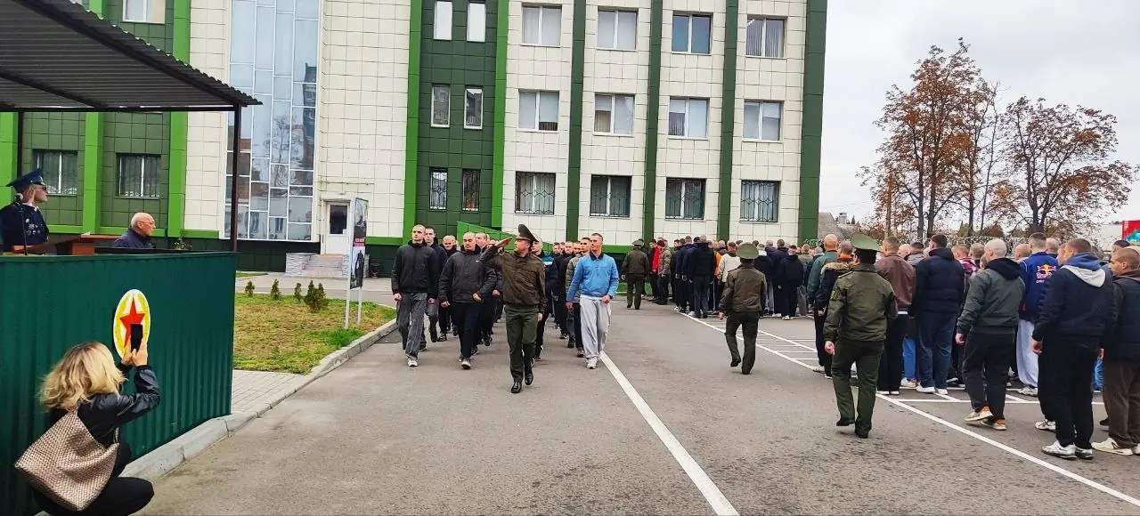 В Бресте проводили первых призывников этой осени