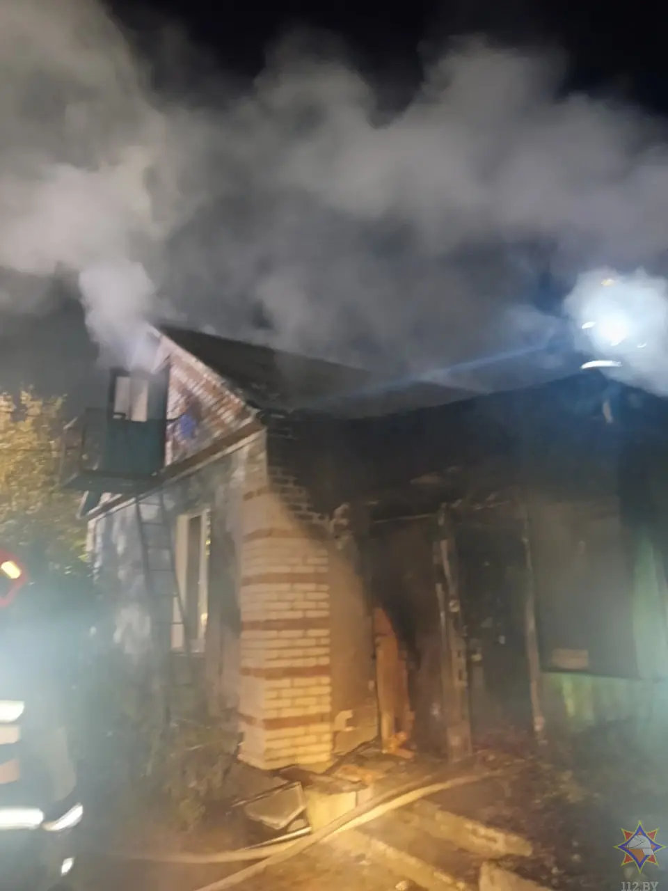 В Кобрине загорелся жилой дом — спасти удалось не всех