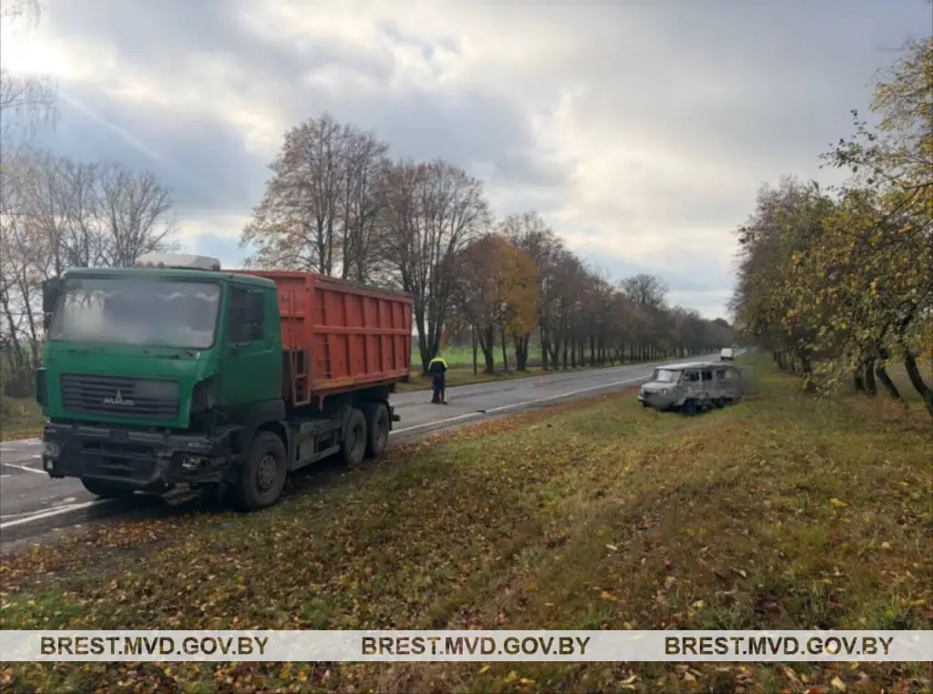 Под Брестом грузовик столкнулся с УАЗом