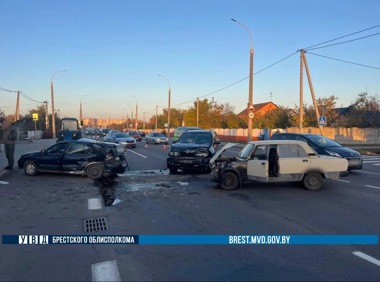 Три автомобиля столкнулись в Бресте — что известно