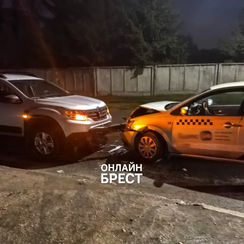 Стали известны подробности ДТП с участием такси на Шоссейной в Бресте