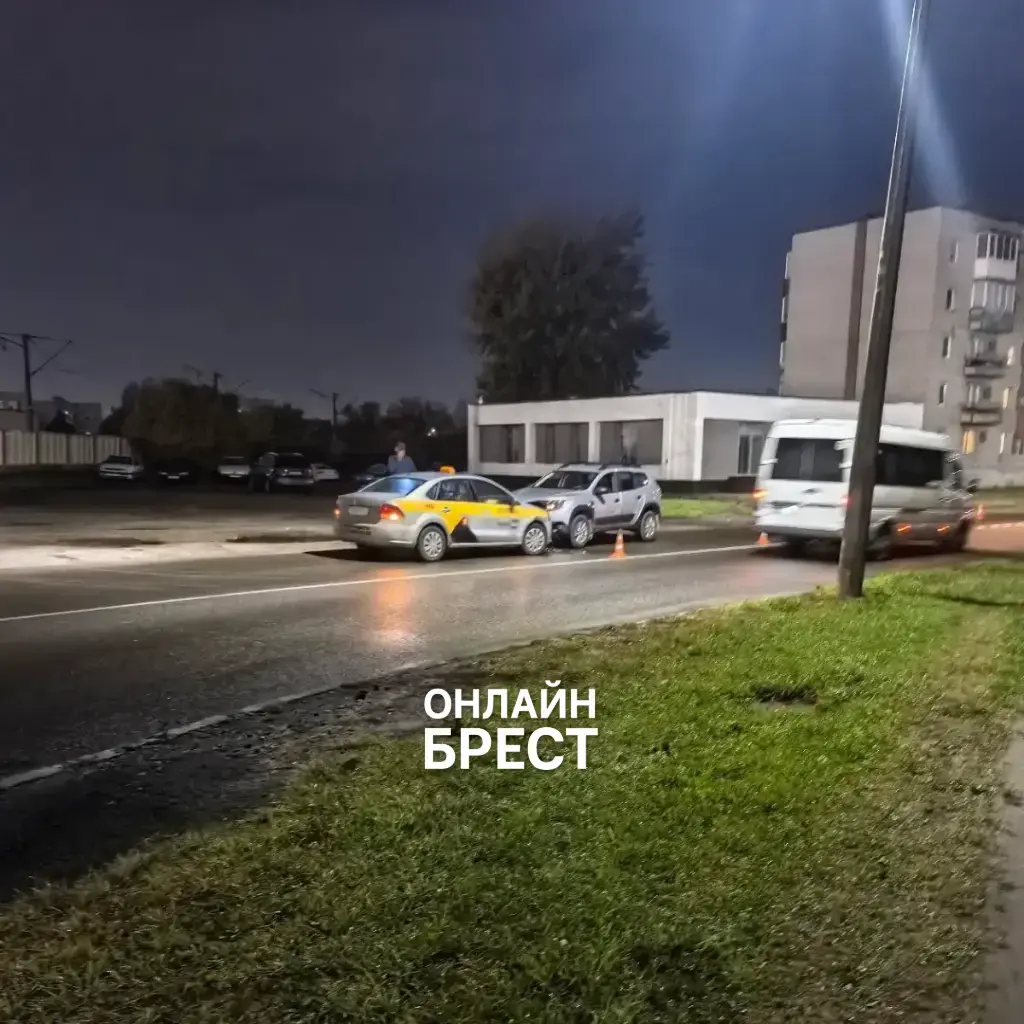 Стали известны подробности ДТП с участием такси на Шоссейной в Бресте