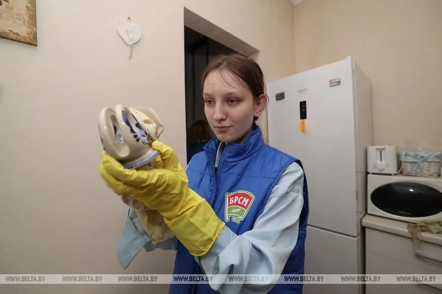 Молодёжь Бреста откликнулась на просьбу пожилой женщины и помогла с уборкой