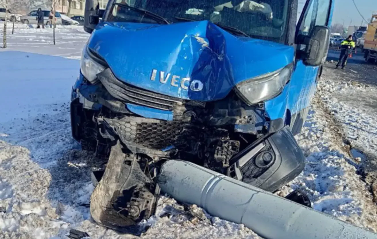 В Бресте водитель Volkswagen не уступила дорогу — Iveco врезался в опору ЛЭП