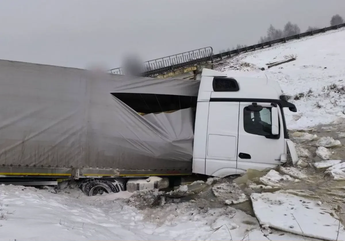 На трассе М1 водитель из Бреста уснул за рулём и съехал в кювет