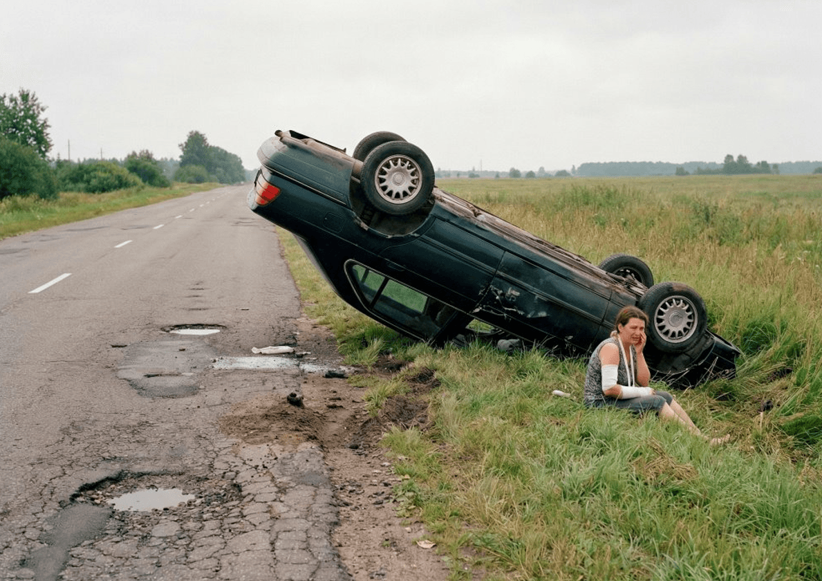 Суд обязал дорожную службу выплатить 10 тысяч рублей белоруске, пострадавшей из-за ямы на трассе