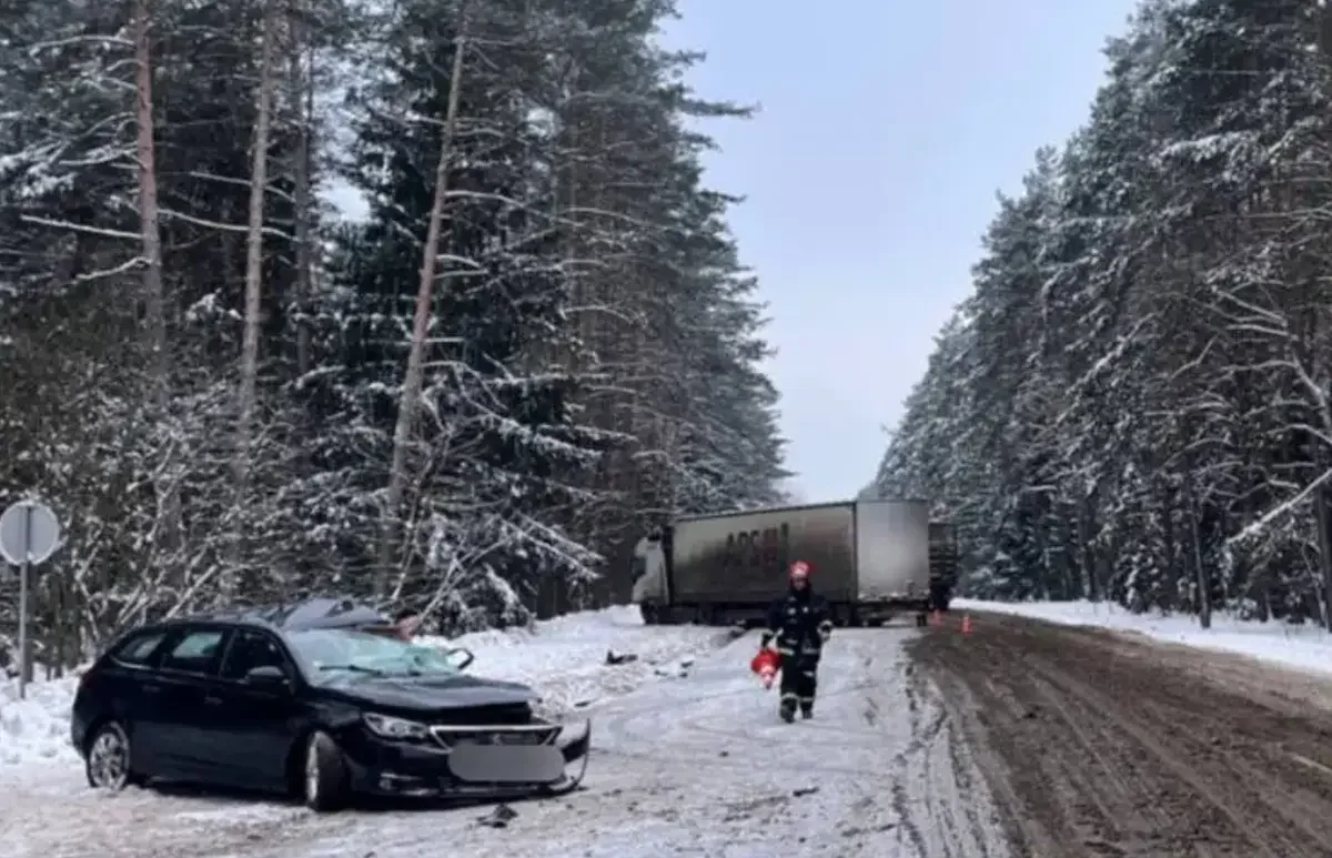 В Барановичском районе легковой автомобиль врезался во встречный грузовик