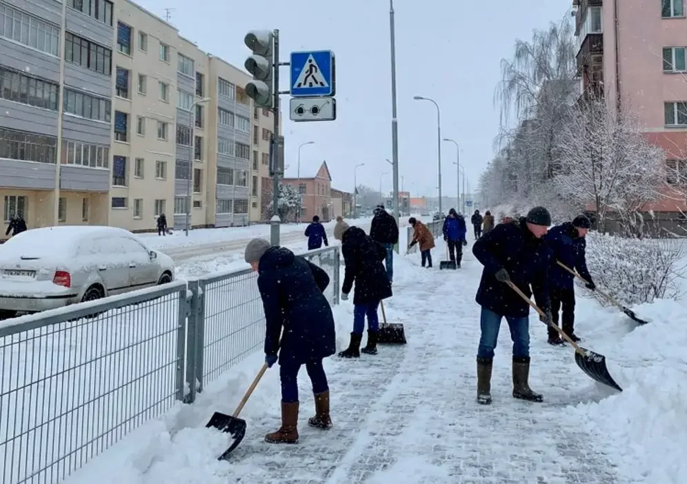 В Бресте ЖЭУ раздают инвентарь всем, кто хочет помочь в уборке снега
