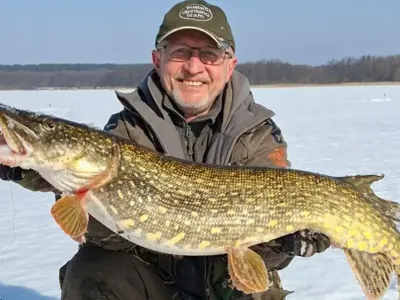 Белорус поймал огромную щуку
