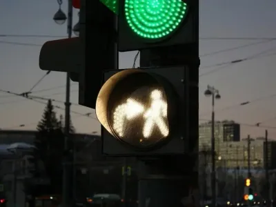 Бело-лунный и с силуэтом пешехода. ГАИ напомнила, для чего нужен такой сигнал светофора в Беларуси