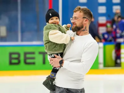 В Бресте хоккеисты и болельщики объединились ради спасения маленького Даника