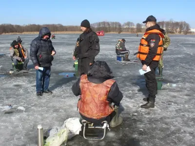 Несмотря на потепление, брестские рыбаки всё ещё выходят на лёд