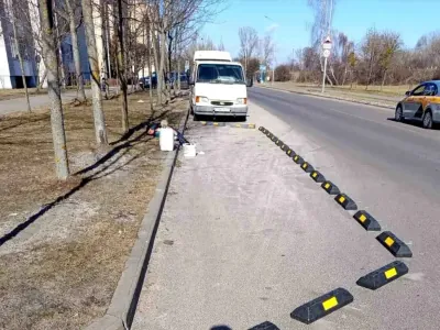 В Бресте устанавливают колесоотбойники и сигнальные столбики — зачем они нужны