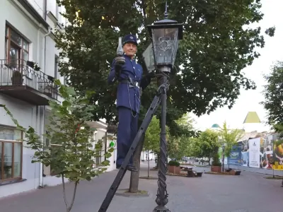 Время изменилось. Во сколько зажигает фонари брестский фонарщик?