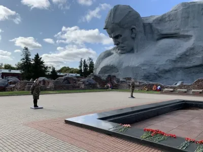 Как брестские школьники несут караул у Вечного огня