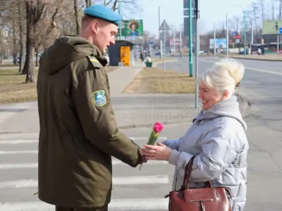 Военнослужащие 38-й бригады вышли на улицы Бреста с цветами для женщин