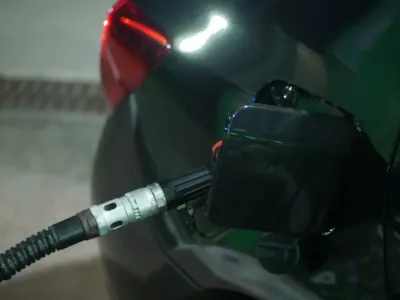 Поляки и литовцы едут заправляться в Беларусь — разница в цене до 1,2 евро за литр