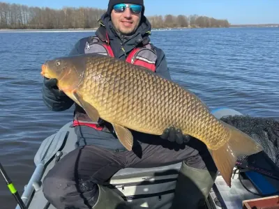 В Беларуси рыбак вытащил 11-килограммового сазана на обычную «резину»