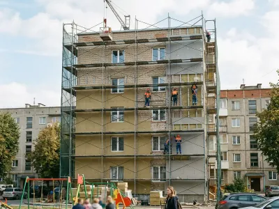 Фасады домов в Бресте ремонтируют с участием альпинистов