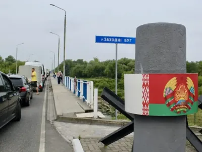 На границе снова очереди. Что рассказывают люди