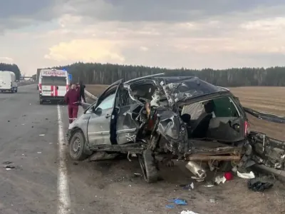 На трассе М1 фура врезалась в стоящий на обочине автомобиль: погибла 44-летняя пассажирка