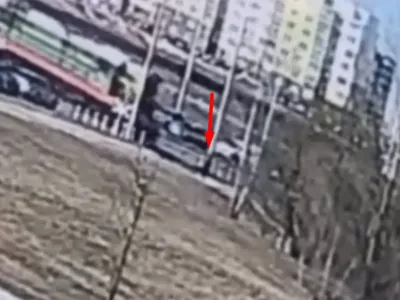 Женщина в наушниках попала поезд