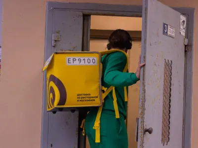 Курьер рассказал о зарплате, чаевых и штрафах