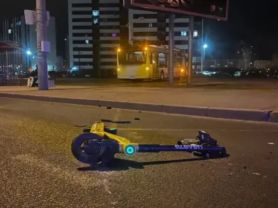 Девушка на самокате не уступила троллейбусу — момент ДТП попал на видео