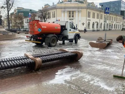 В Бресте на Советской моют тротуарную плитку