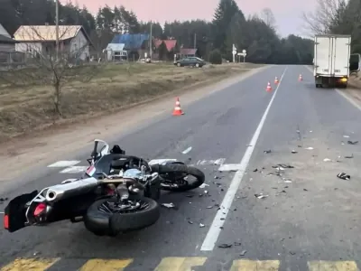 В Бресте мотоциклист получил штраф за объезд очереди перед переездом — видео
